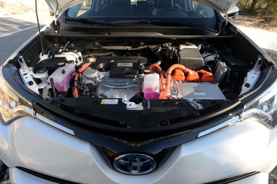 Моторный отсек Toyota RAV4 Hybrid 2015 года  (WW) (фото 37 из 38)